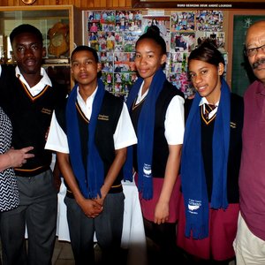 Die trotse Junior Stadsraadlede van Gansbaai Academia wat hul plek tydens die Gholfdag volgestaan het, is vlnr Malcom Mulope, Jemaine Julies, Amy Wolhuter en Marcel Dickson, saam met (weerskante) Helene Segal (organiseerder) en Tommy Wilson (skoolhoof)  